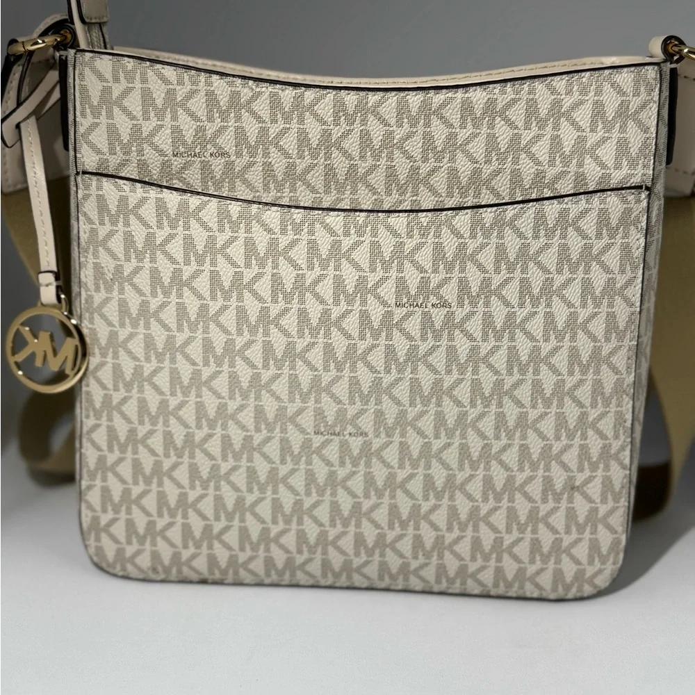 Michael Kors Jet Set Travel Small Messenger Crossbody Bag in Vanilla Signature. - Picture 2 of 11